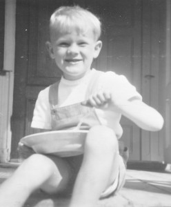 Summer 1951 (4 years old) titled "Gröt är bra att ha i magen innan man börjar dagen".